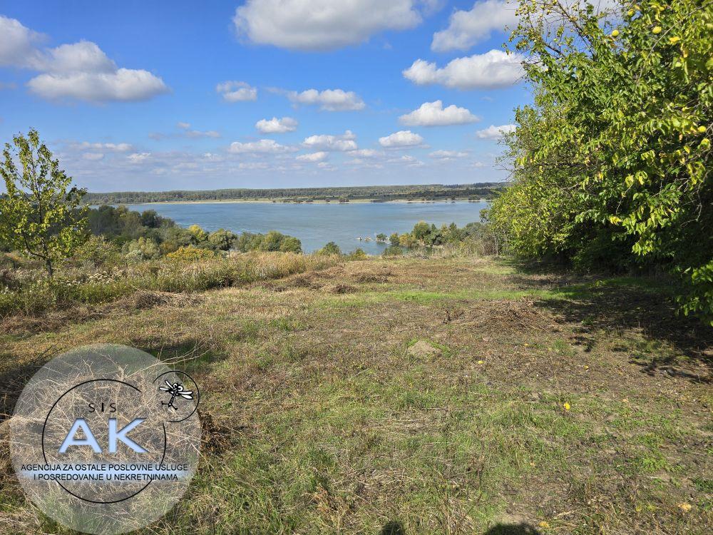 PLAC U KRČEDINU SA POGLEDOM NA DUNAV